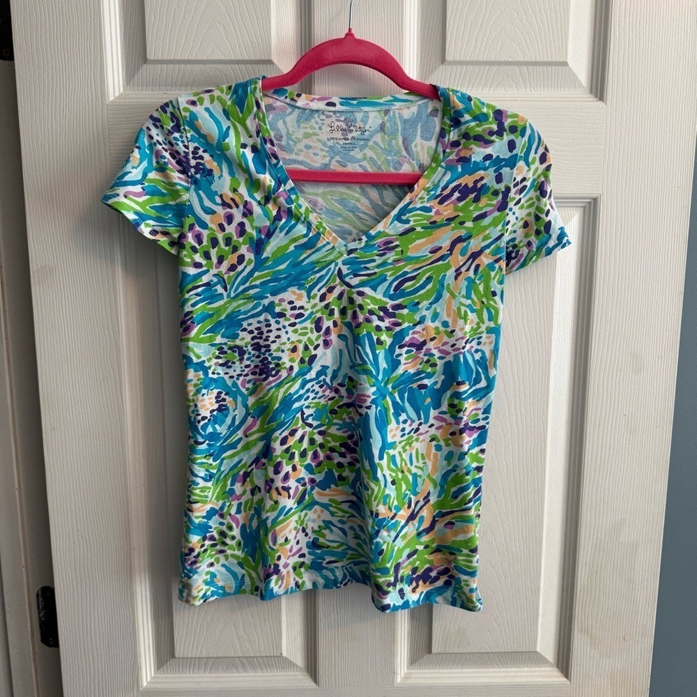 Lilly Pulitzer V-Neck Abstract Blue Green Tee Shirt- XS Resort Chic Sunny Prep